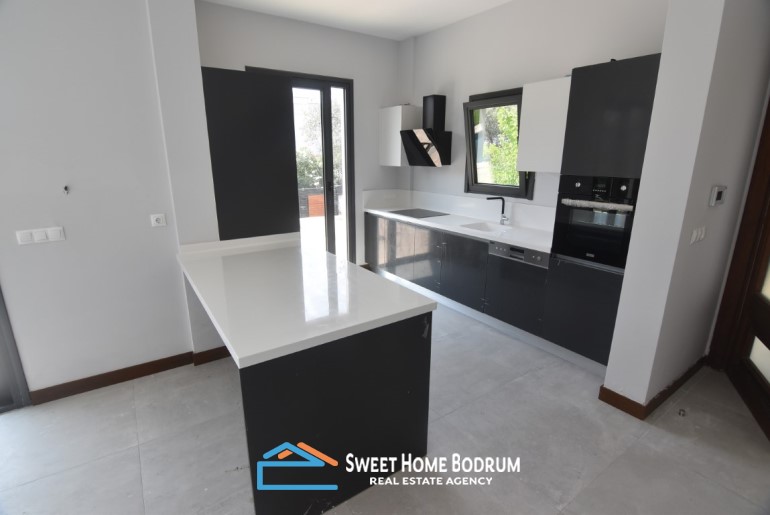 Yalıkavak Gökçebel'de bahçe ve havuzlu tek katlı villa