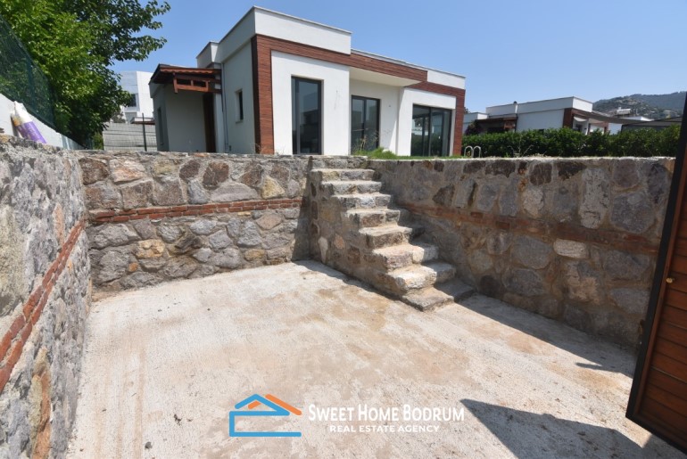 Yalıkavak Gökçebel'de bahçe ve havuzlu tek katlı villa