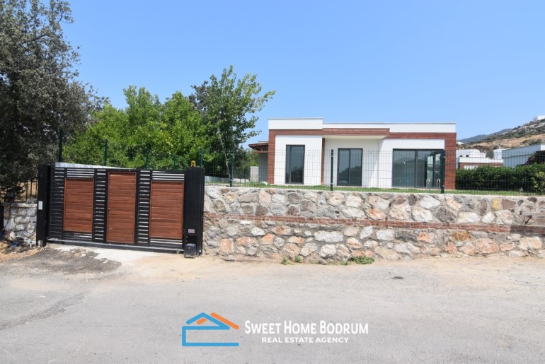 Yalıkavak Gökçebel'de bahçe ve havuzlu tek katlı villa
