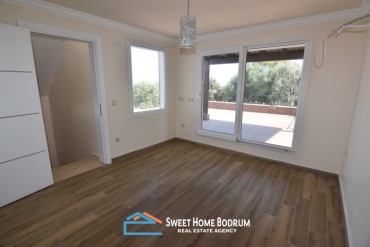 Özel plajlı site içinde, deniz manzaralı dubleks villa