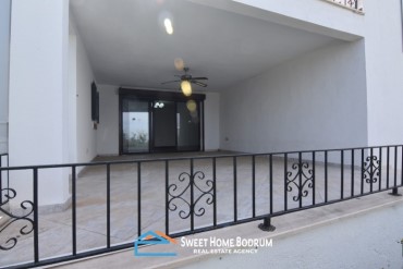 Özel plajlı site içinde, deniz manzaralı dubleks villa