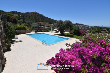 Bodrum Gümüşlük'te site içinde satılık deniz manzaralı daire