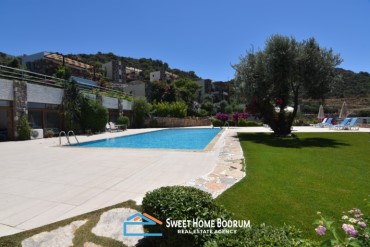 Bodrum Gümüşlük'te site içinde satılık deniz manzaralı daire