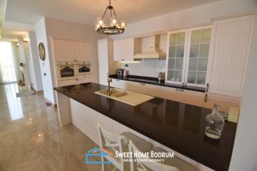 Bodrum Turgutreis'te satılık deniz manzaralı  havuzlu tek katlı villa