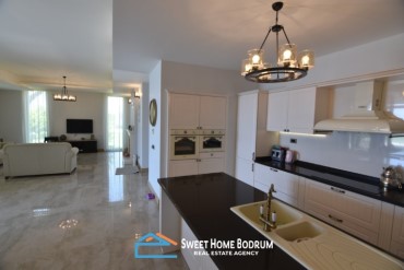 Bodrum Turgutreis'te satılık deniz manzaralı  havuzlu tek katlı villa