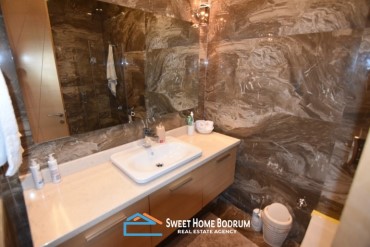 Bodrum Turgutreis'te satılık deniz manzaralı  havuzlu tek katlı villa