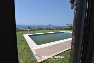 Bodrum Turgutreis'te satılık deniz manzaralı  havuzlu tek katlı villa