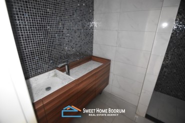 Yalıkavak'ta denize sıfır, deniz manzaralı satılık 2+1 bahçe katı daire