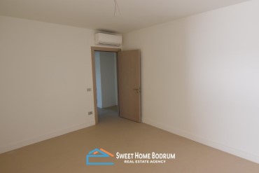 Gündoğan'da kendi plajı ve sosyal tesisi olan site içinde daire