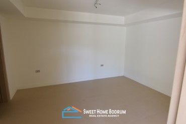 Gündoğan'da kendi plajı ve sosyal tesisi olan site içinde daire