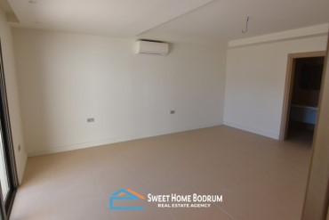 Gündoğan'da kendi plajı ve sosyal tesisi olan site içinde daire
