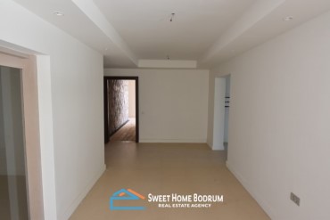 Gündoğan'da kendi plajı ve sosyal tesisi olan site içinde daire