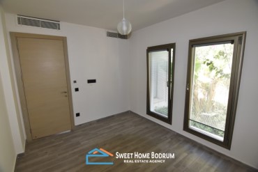 Konacık'ta satılık 4+1 müstakil, bahçeli, havuzlu tek katlı villa