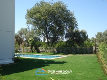Bahçe içinde, havuzlu, tripleks, 5+1 müstakil villa