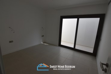 Bahçe içinde, havuzlu, tripleks, 5+1 müstakil villa