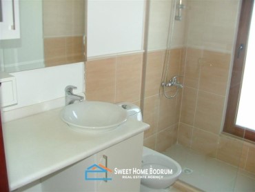 YALIKAVAK'TA DENİZE SIFIR SİTEDE 2+1 ÜST KAT DAİRE