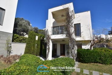 Bodrum merkez'de satılık 6 yatak odalı tripleks villa
