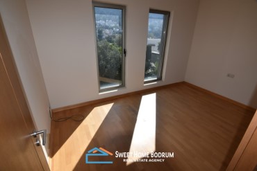 Bodrum merkez'de satılık 6 yatak odalı tripleks villa