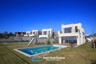 Bitez'de muhteşem manzaralı, muhteşem bir tripleks villa!