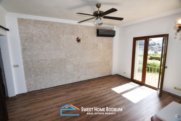 Bodrum Gümüşlük'te Site İçinde Satılık Deniz Manzaralı Bahçe Katı Daire