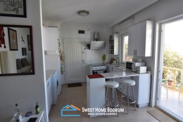 Konacık'ta havuzlu site içinde satılık 2+1 üst kat daire