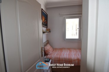 Konacık'ta havuzlu site içinde satılık 2+1 üst kat daire