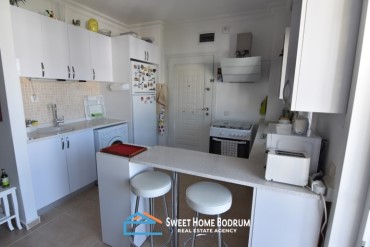Konacık'ta havuzlu site içinde satılık 2+1 üst kat daire