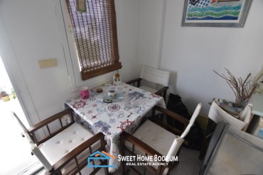 Gümüşlük'te site içinde, satılık üst kat daire