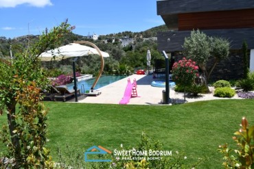 Bodrum, Yalikavak 5 + 1 Luxury Villa with Private Garden and Pool for Sale 