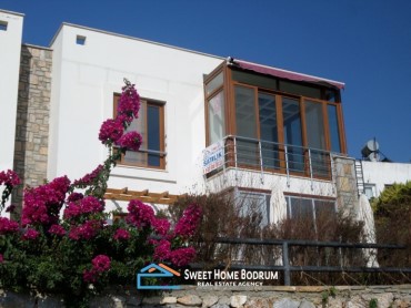 Gümüşlük'te satılık site içinde 2+1 muhteşem deniz manzaralı üst kat daire