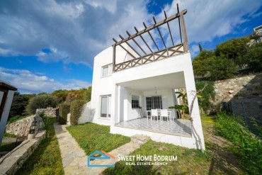 Bodrum Gümüşlük, Site İçinde, Geniş Bahçeli Satılık 2+1 Daire