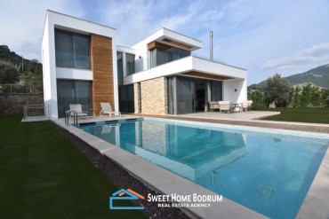 4 + 2 Triplex Villa with Private Garden and Pool for Sale in Bodrum Ortakent