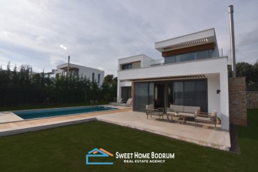 Bodrum Ortakent'te Satılık 4+2 Özel Bahçe ve Havuzlu Tripleks Villa