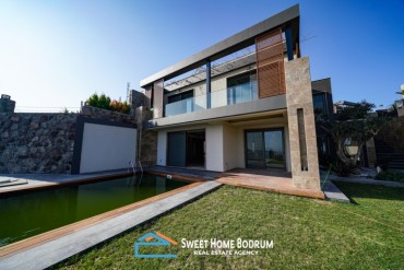 Gündoğan'da Satılık Bahçeli ve Yüzme Havuzlu 3+1 Dubleks Villa