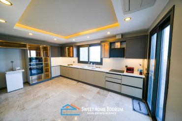 Yalıkavak Gökçebel'de Site İçinde Satılık 4+1 Özel Bahçe ve Havuzlu Villa