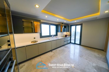 Yalıkavak Gökçebel'de Site İçinde Satılık 4+1 Özel Bahçe ve Havuzlu Villa