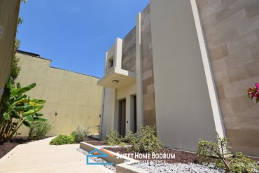 Denize yakın, site içinde özel havuzlu satılık tripleks villa