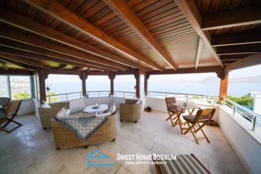 Yalıkavak'ta Deniz Manzaralı Satılık Tripleks Villa