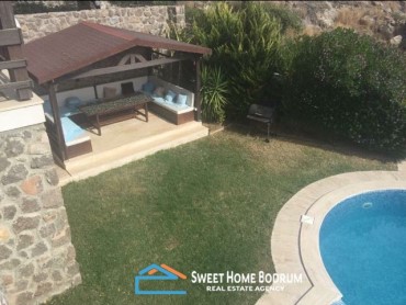Bitez'de satılık müstakil bahçe ve havuzlu villa
