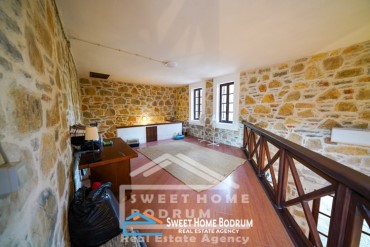 BİTEZ'DE MANDALİNA BAHÇESİ İÇİNDE TAŞ EV