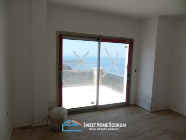 GÜMÜŞLÜK'TE DENİZ MANZARALI 3+1 VİLLA 