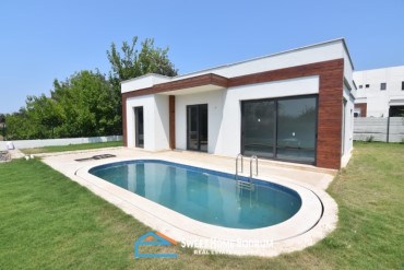 Yalıkavak Gökçebel'de bahçe ve havuzlu tek katlı villa