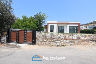 Yalıkavak Gökçebel'de bahçe ve havuzlu tek katlı villa