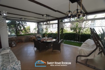 Hebil'de site içinde bakımlı, özel bahçeli villa